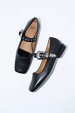 トーガ プルラ シュー25年秋冬、”ウエスタン調”メタルバックルのバレエシューズ＆メリージェーン｜写真3