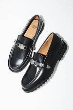 トーガ プルラ シュー25年秋冬、”ウエスタン調”メタルバックルのバレエシューズ＆メリージェーン｜写真5