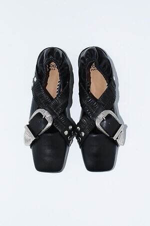 トーガ プルラ シュー25年秋冬、”ウエスタン調”メタルバックルのバレエシューズ＆メリージェーン｜写真2