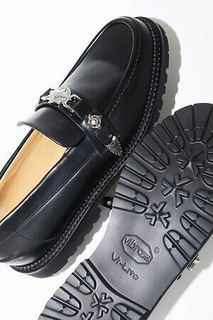 トーガ プルラ シュー25年秋冬、”ウエスタン調”メタルバックルのバレエシューズ＆メリージェーン｜写真1