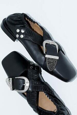 トーガ プルラ シュー25年秋冬、”ウエスタン調”メタルバックルのバレエシューズ＆メリージェーン｜写真4