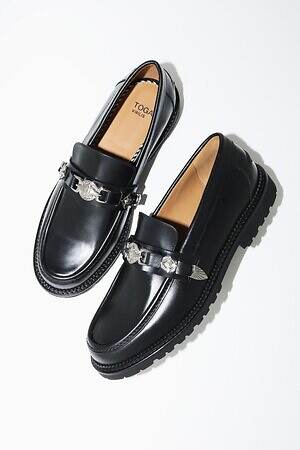 トーガ プルラ シュー25年秋冬、”ウエスタン調”メタルバックルのバレエシューズ＆メリージェーン｜写真5