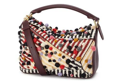 ロエベから手刺繍ドット「パズルバッグ」や正方形連なる「アマソナ」、アルバース夫妻とコラボ