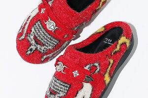 TOGA×スブ“ふかふか”ニット素材の冬用サンダル、煌めくコインメタルをオン