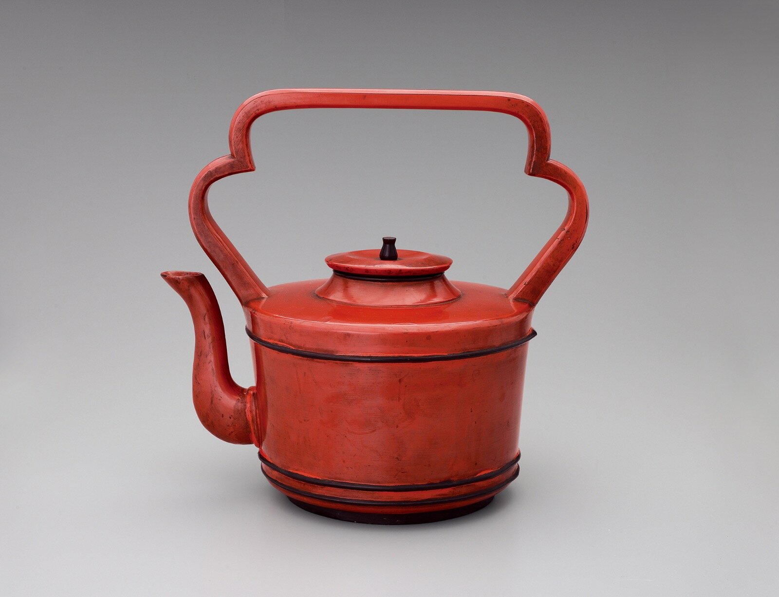 日本を代表する漆工品「根来」の展覧会が東京・サントリー美術館で、“赤と黒の漆”重ねた名品が一堂に