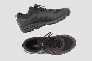 マーガレット・ハウエル×ミズノの防水スニーカー「ミズノ ハイキングシューズ」洗練ブラック＆ブラウンで