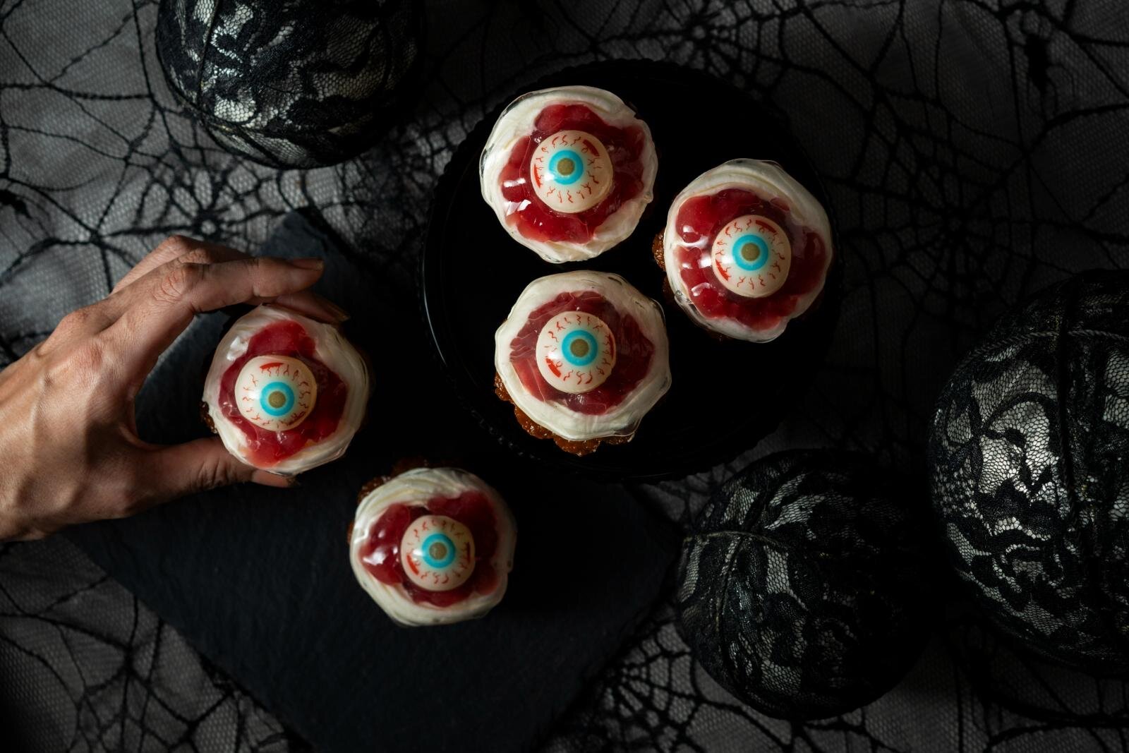 ヒルトン京都“夢か悪夢か”ハロウィンスイーツビュッフェ、バンパイアの指ムースなど闇落ちスイーツ｜写真6