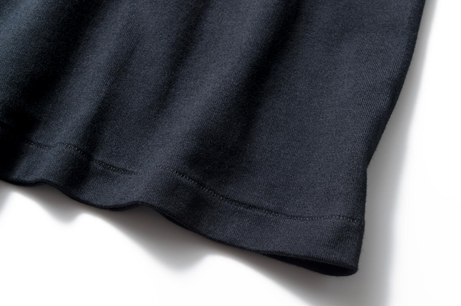 ヘインズ“色落ちしにくい”ロングスリーブ黒Tシャツ、ゆったりフォルムで｜写真3