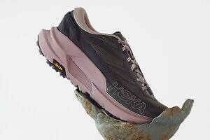 ホカ×ジェイラルのスニーカー「マファテ X」“泥や水”着想ダークトーンの2カラー