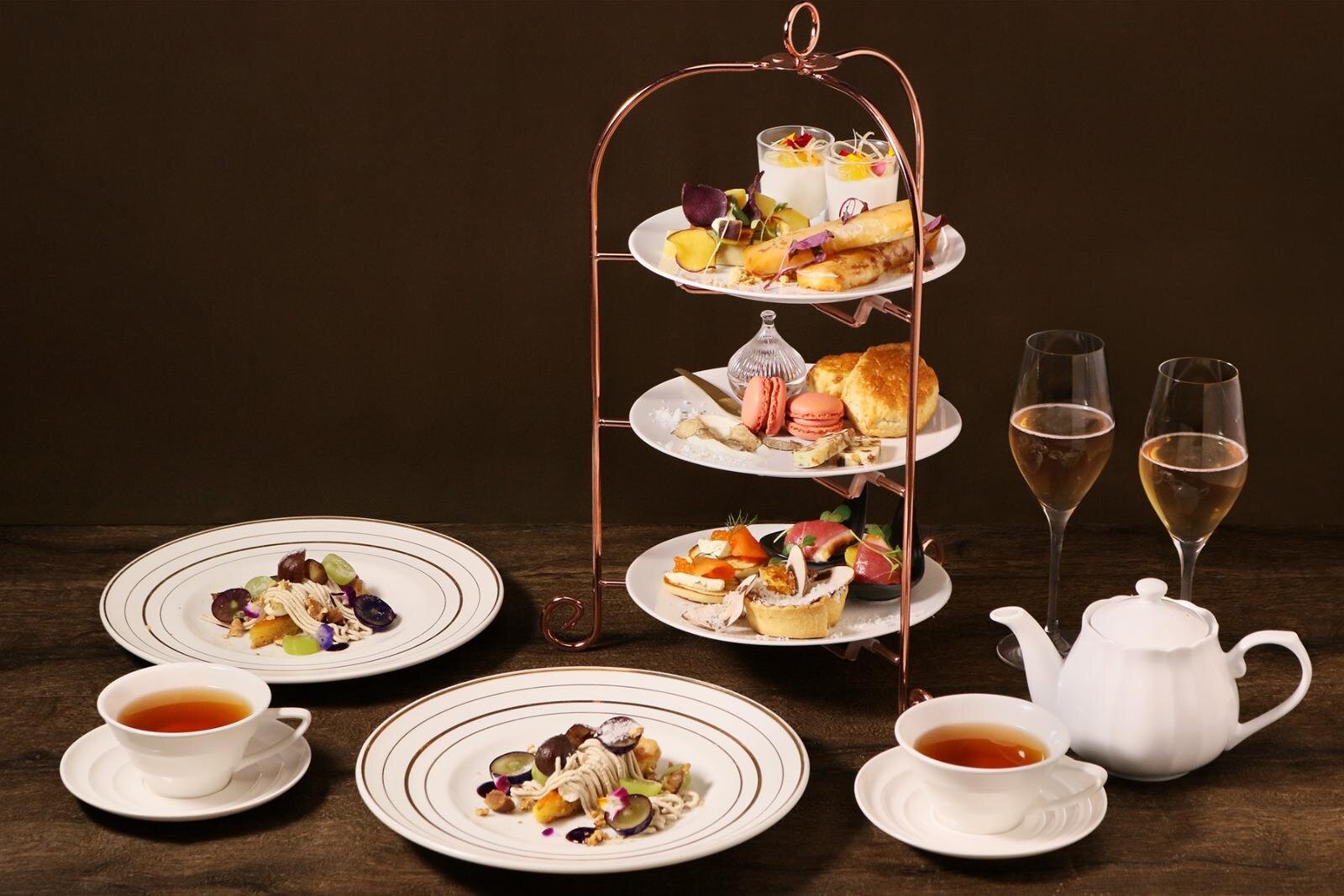 三菱一号館美術館「Café 1894」秋の味覚アフタヌーンティー、栗×ぶどうのモンブランなど