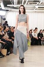 アキコアオキ 2026年春夏コレクション - カジュアル化するユニフォーム｜写真1