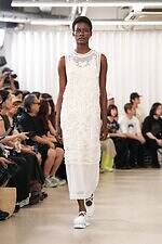 アキコアオキ 2026年春夏コレクション - カジュアル化するユニフォーム｜写真12