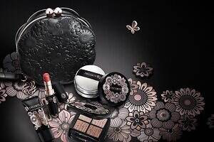 コスメデコルテ25年クリスマスコフレ、花々咲きほこるポーチ付き！4色アイパレや艶ルージュなど