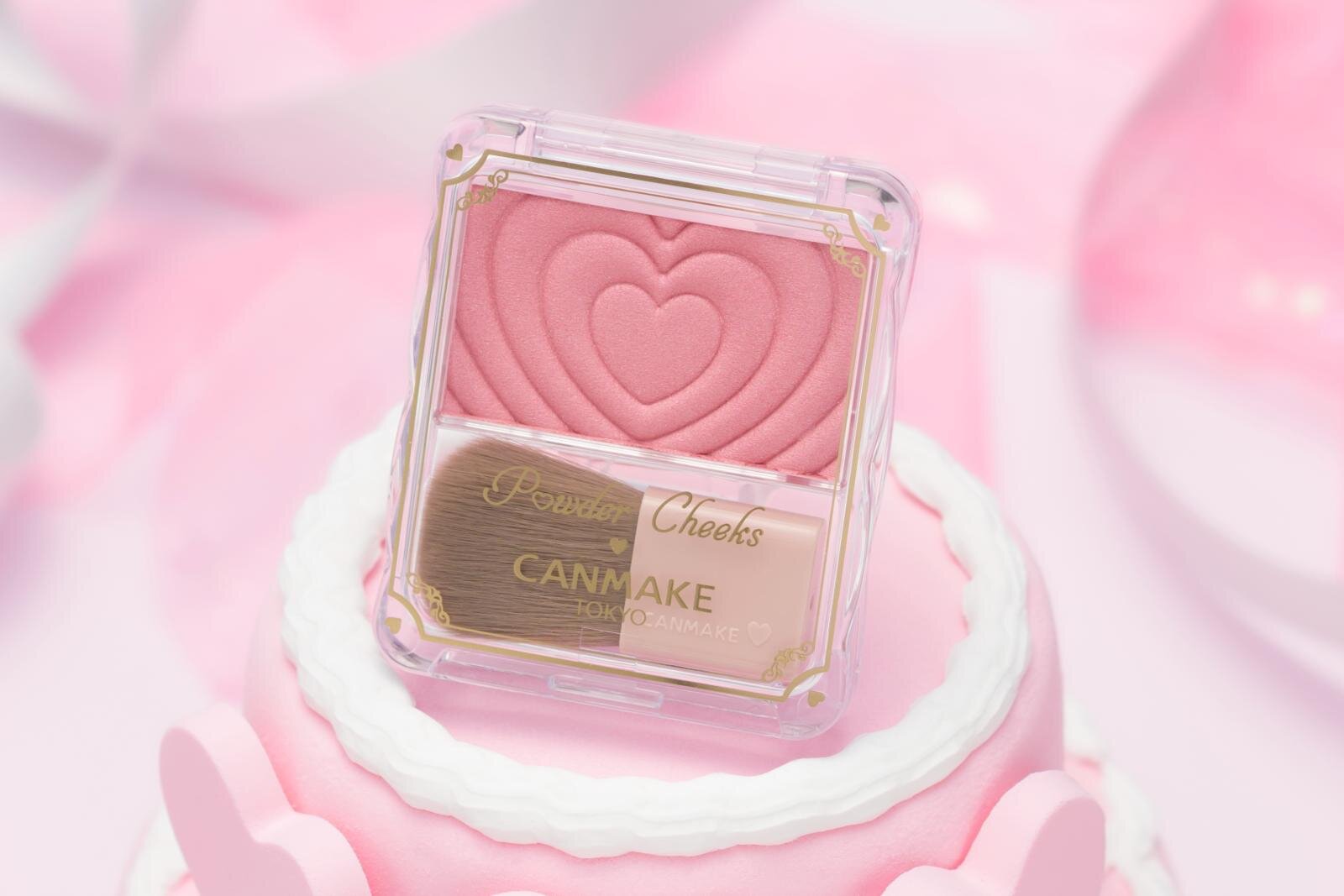 キャンメイク40周年記念コスメ第1弾、青みピンクの‟ハート柄”チーク「パウダーチークス」