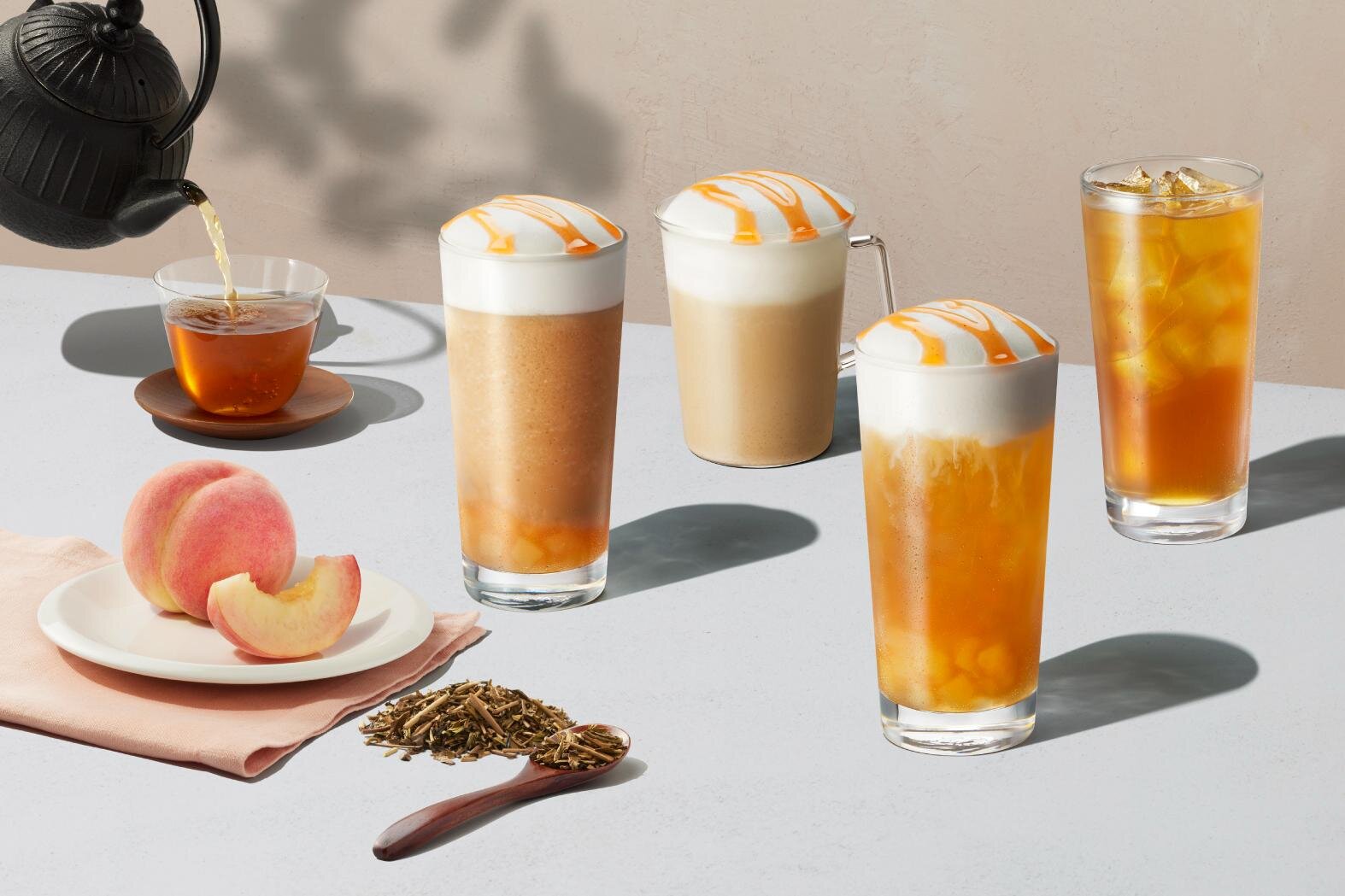 スターバックス ティー ＆ カフェ秋新作、“ほうじ茶×白桃”のふんわりムースティーやフラペチーノ