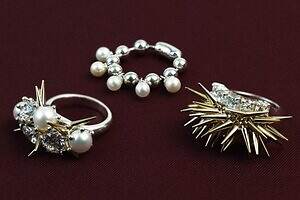 イー・エム“無数のスパイクスタッズ”ジュエリー、パール連ねたリング＆ボールチェーンネックレスも