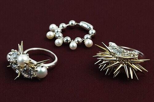 イー・エム“無数のスパイクスタッズ”ジュエリー、パール連ねたリング＆ボールチェーンネックレスも