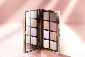 ルナソル2025年クリスマスコスメ、“煌めくベージュ”主役の8色アイシャドウ「アイカラーレーション」