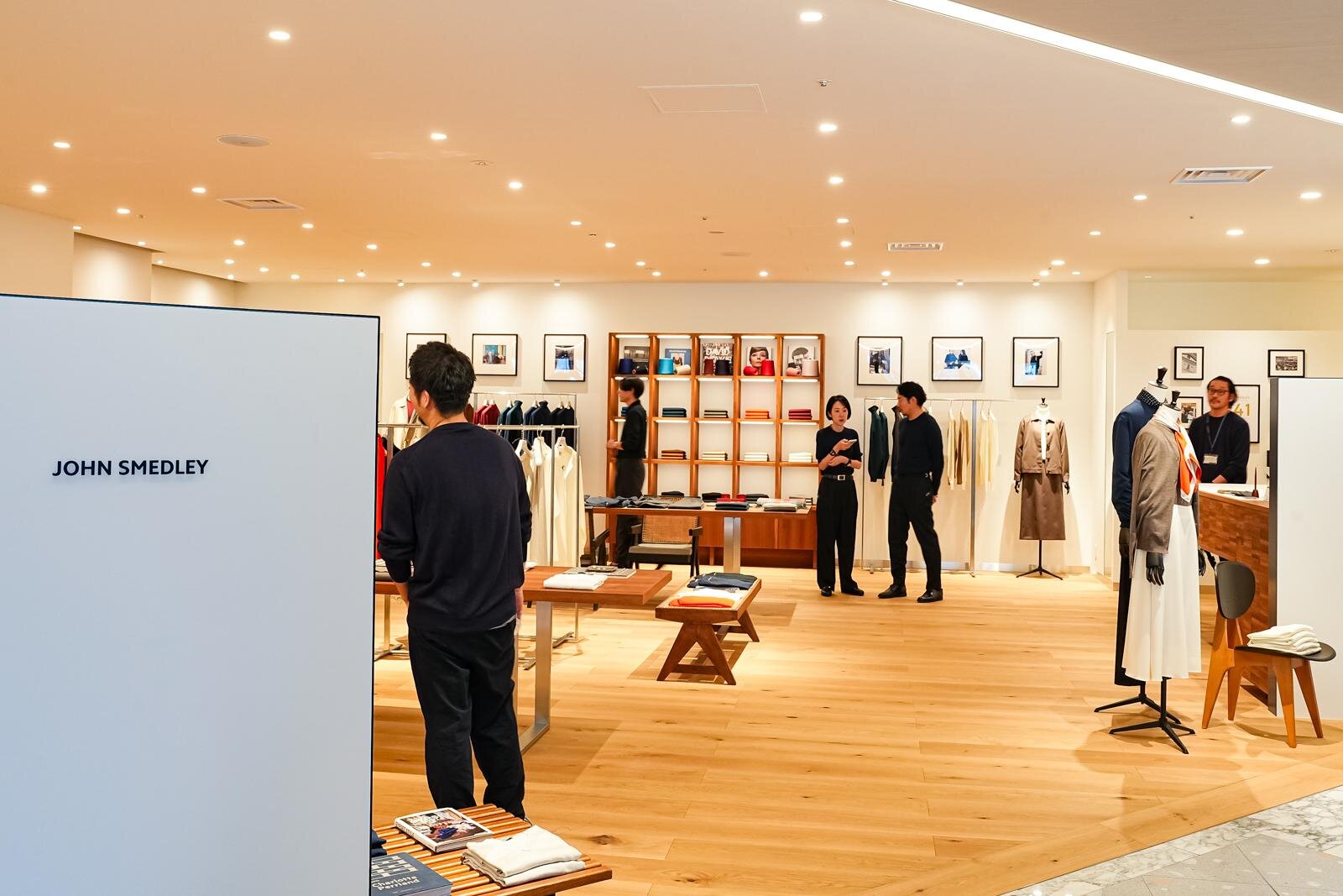 ジョン スメドレー“鮮やかなオレンジ”クルーネックニット＆マフラー、東京・高輪限定で｜写真7