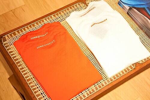 ジョン スメドレー“鮮やかなオレンジ”クルーネックニット＆マフラー、東京・高輪限定で