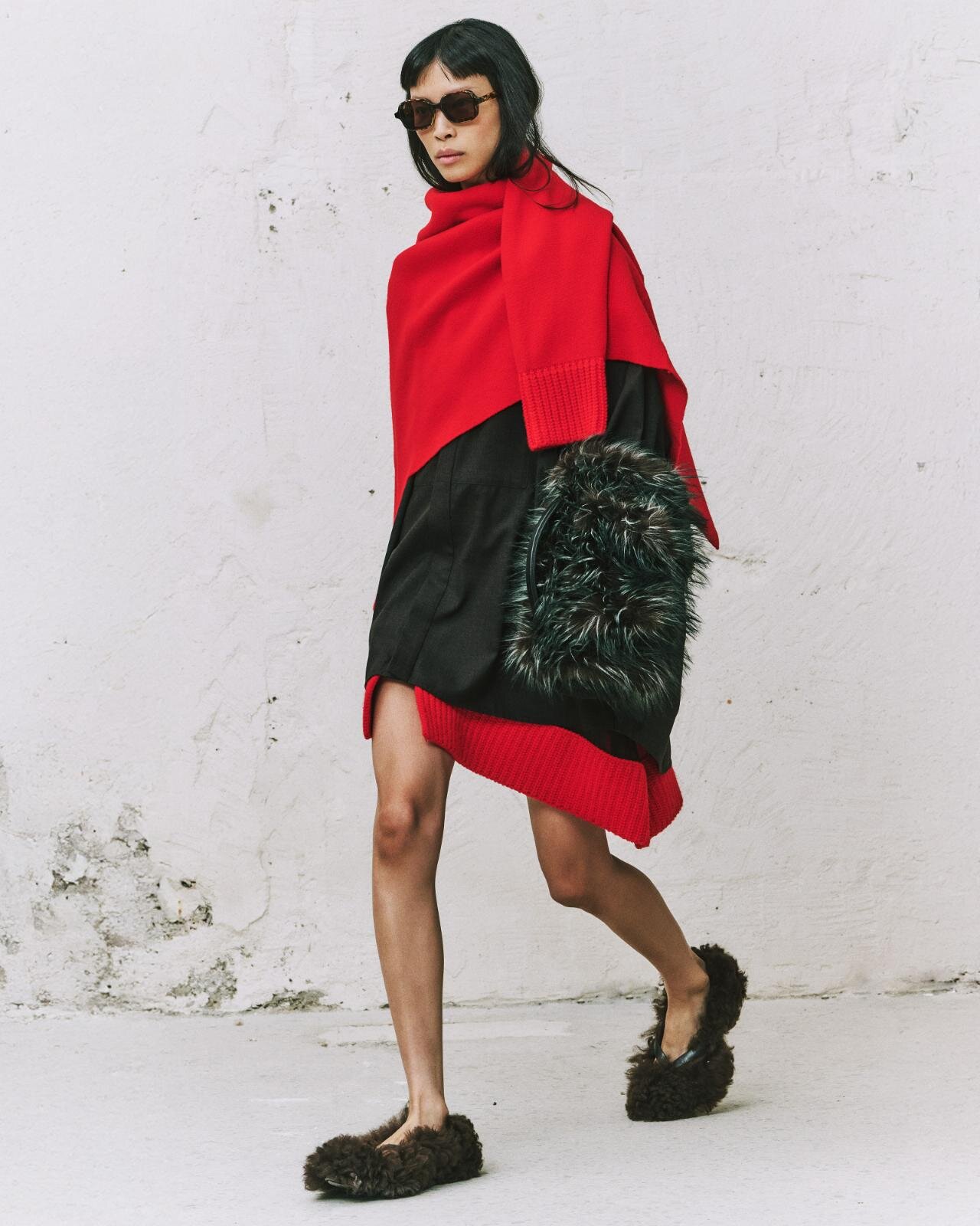 sacai、マン・レイ《涙》配したファートップス＆“シルエットが変化する”2重構造ジャケット｜写真1