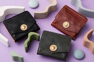 イル ビゾンテ"55”刻印ボタン付き財布やキーケース、日本初登場のオリーブ色も