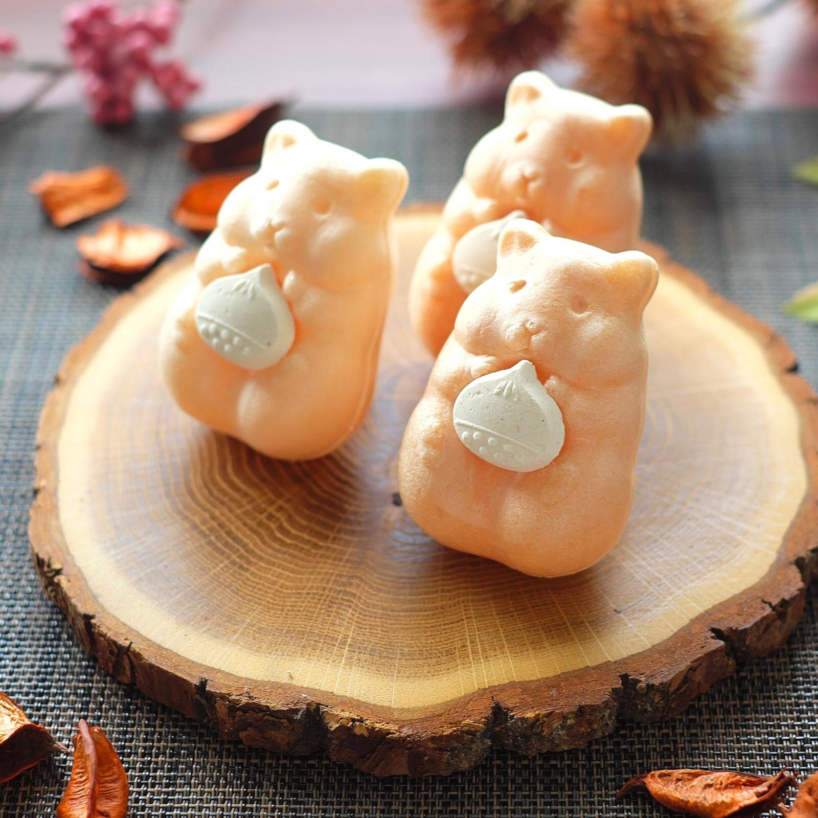 「ハムスターモナカ」秋限定の栗餡バージョン、“栗らくがん”をぎゅっと抱えたハムスター型最中｜写真24