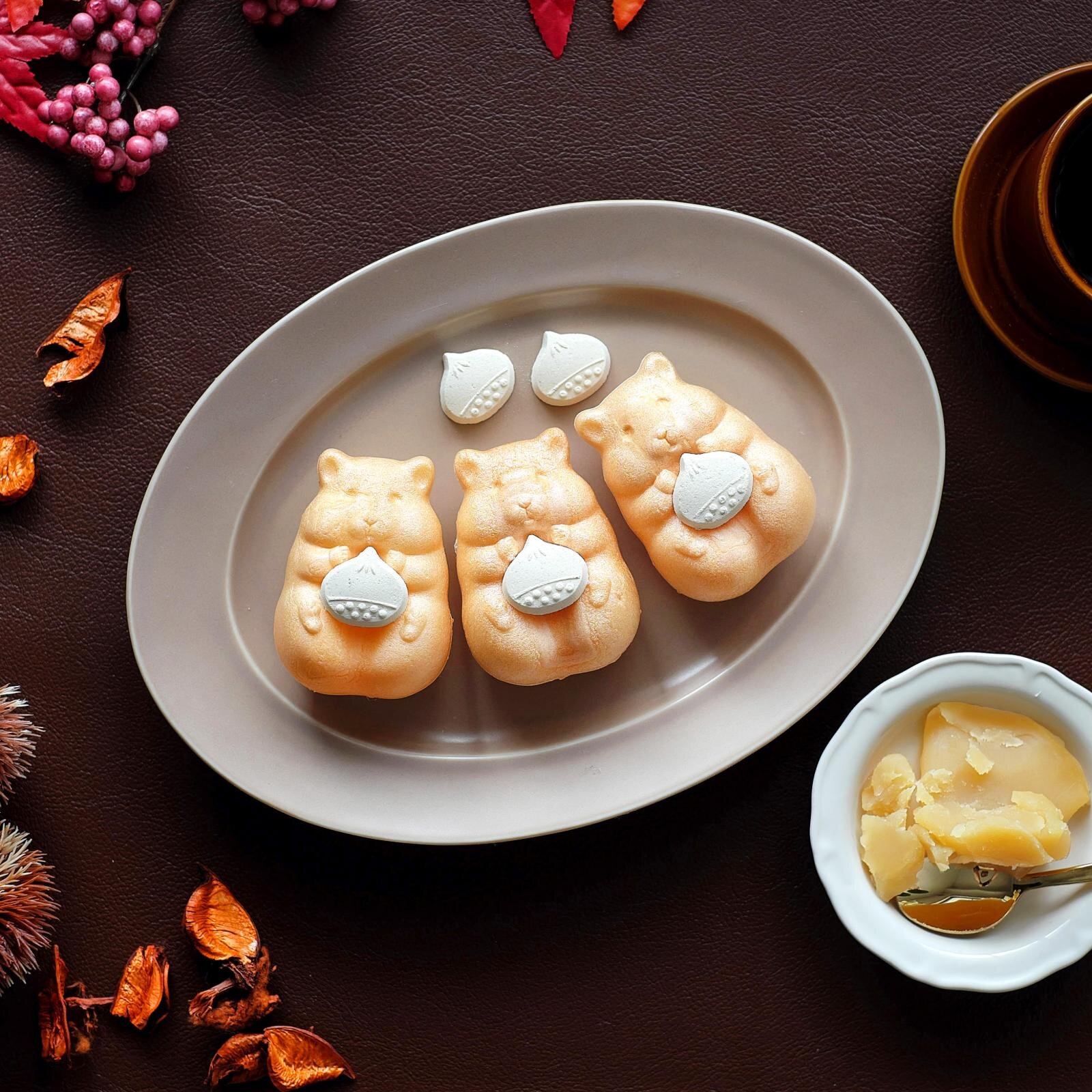 「ハムスターモナカ」秋限定の栗餡バージョン、“栗らくがん”をぎゅっと抱えたハムスター型最中｜写真9