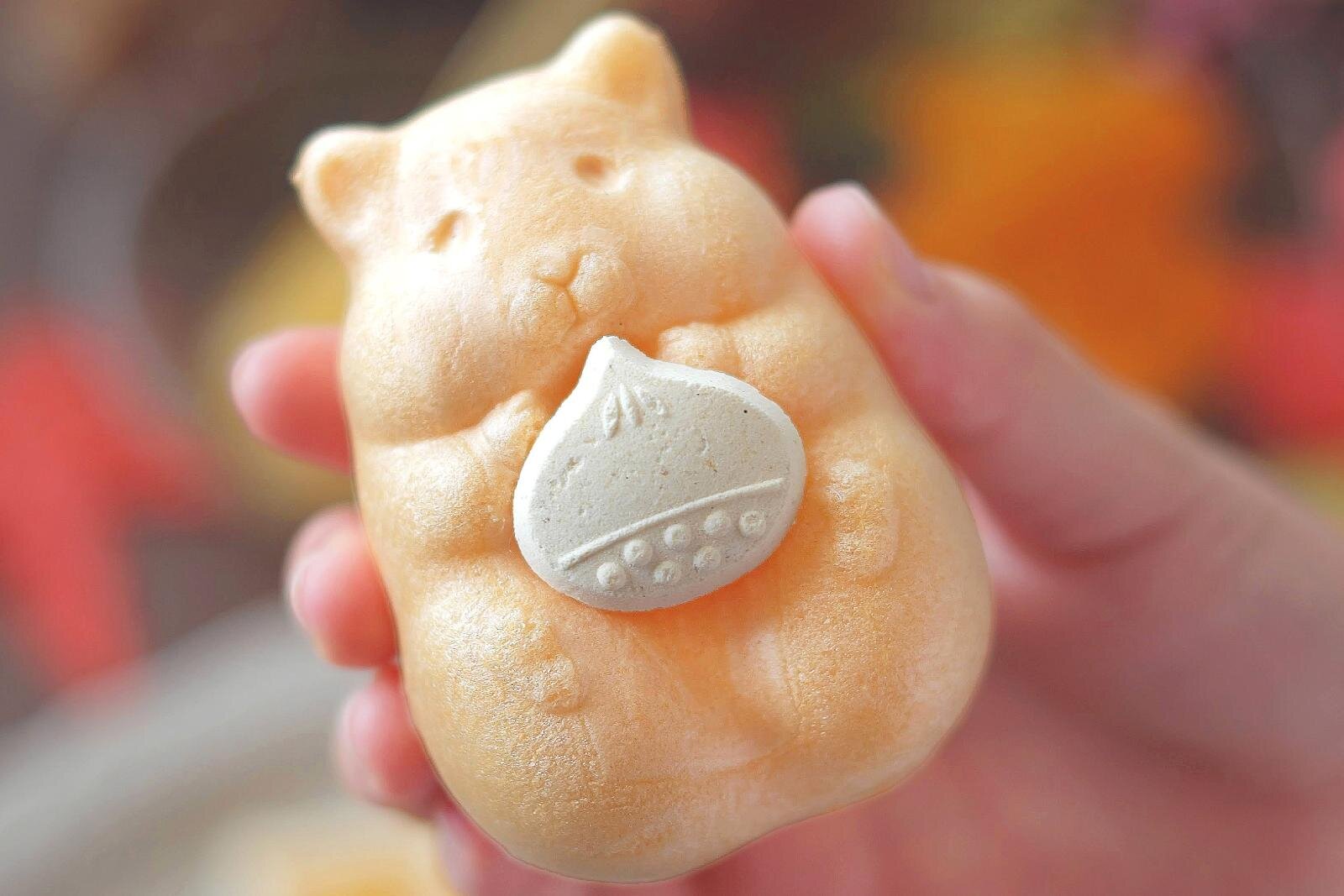「ハムスターモナカ」秋限定の栗餡バージョン、“栗らくがん”をぎゅっと抱えたハムスター型最中