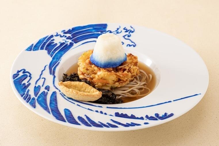 “もし北斎が食堂を開いたら？”テーマカフェ「北斎食堂」東京・京橋に、《神奈川沖浪裏》着想蕎麦やスイーツ