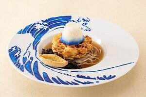 “もし北斎が食堂を開いたら？”テーマカフェ「北斎食堂」東京・京橋に、《神奈川沖浪裏》着想蕎麦やスイーツ