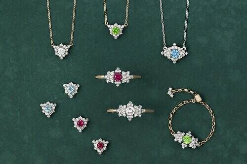 アベリ25年クリスマスジュエリー、"花びら"重なるカラーストーンのネックレスやピアス