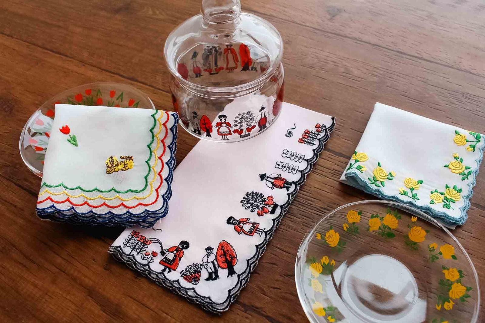 (左から)刺繍ハンカチ(パターン柄) 5,500円、刺繍ハンカチ(おとぎ話刺繍/マスカレード刺繍) 各2,750円