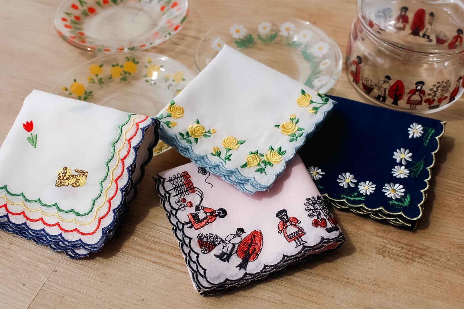 (左から)刺繍ハンカチ(パターン柄) 5,500円、刺繍ハンカチ(おとぎ話刺繍/マスカレード刺繍/野ばな刺繍) 各2,750円