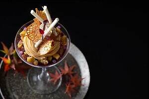 ル カフェ ドゥ ジョエル・ロブション、“落ち葉風チュイル”を飾ったモンブラン仕立ての栗パフェ