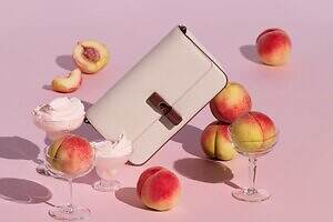 フルラ“ジェラートカラー”のレザーバッグ「フルラ イリデ」フレッシュピーチやミントチョコ色