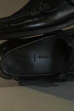 ヘリュー×マーカウェア フォー アダム エ ロぺ“艶やかカーフヘアー”のストラップシューズ｜写真3