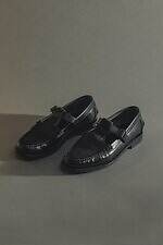 ヘリュー×マーカウェア フォー アダム エ ロぺ“艶やかカーフヘアー”のストラップシューズ｜写真1