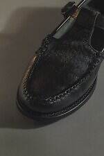 ヘリュー×マーカウェア フォー アダム エ ロぺ“艶やかカーフヘアー”のストラップシューズ｜写真2