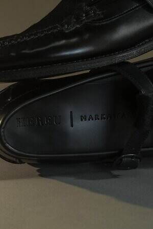 ヘリュー×マーカウェア フォー アダム エ ロぺ“艶やかカーフヘアー”のストラップシューズ｜写真3