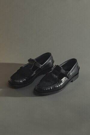 ヘリュー×マーカウェア フォー アダム エ ロぺ“艶やかカーフヘアー”のストラップシューズ｜写真1