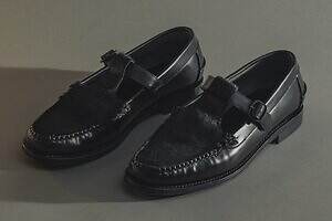 ヘリュー×マーカウェア フォー アダム エ ロぺ“艶やかカーフヘアー”のストラップシューズ