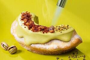 ねんりん家‟ピスタチオショコラがけ”バームクーヘン「バウムブリュレ」西武池袋限定で