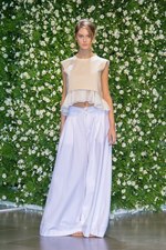 ケイタ マルヤマ 2015年春夏コレクション - 花々とフレッシュな空気に包まれた、自由なエレガンス｜写真3