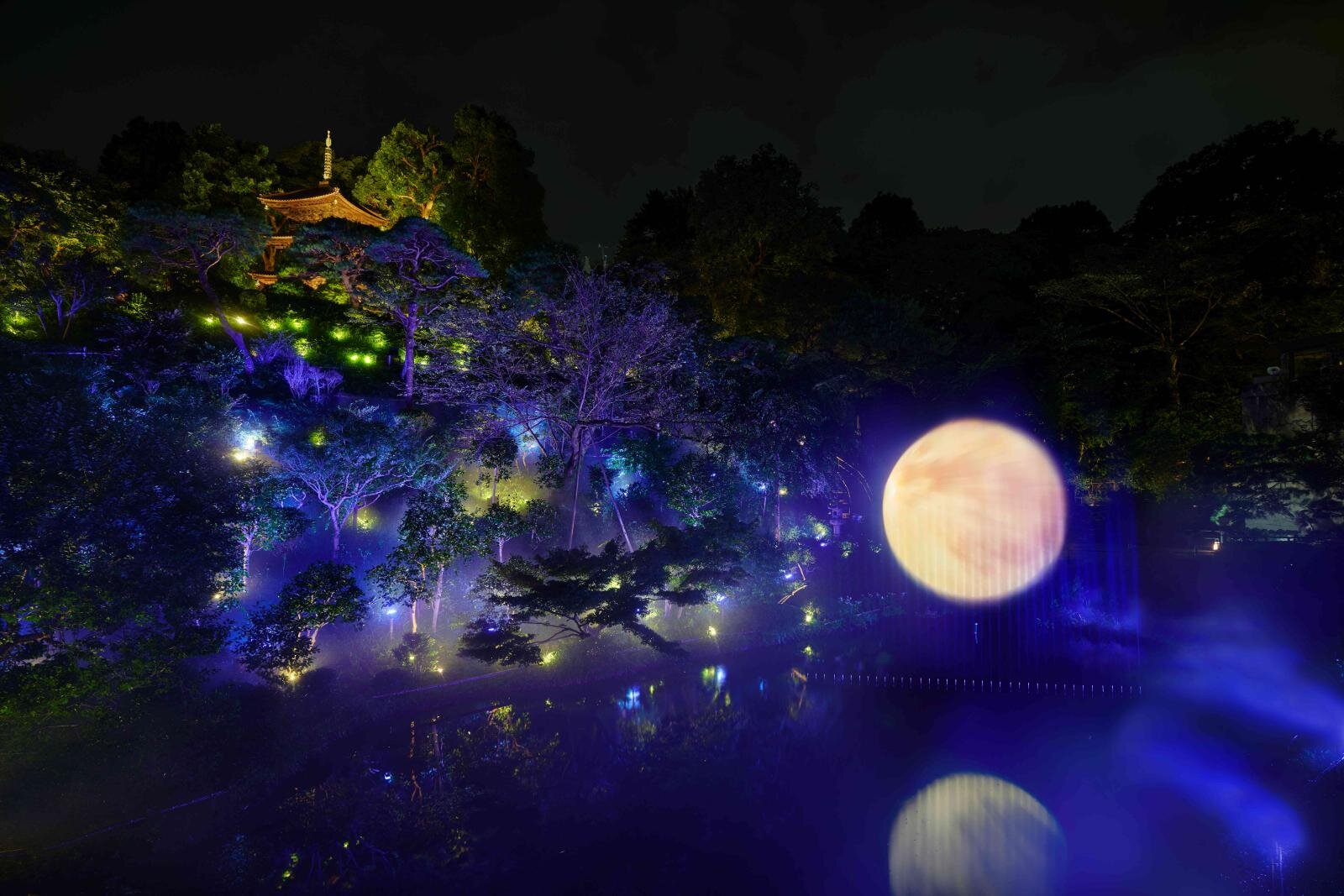ホテル椿山荘東京の庭園に巨大な“月”が出現、雲海スクリーンを使った秋限定の演出｜写真1