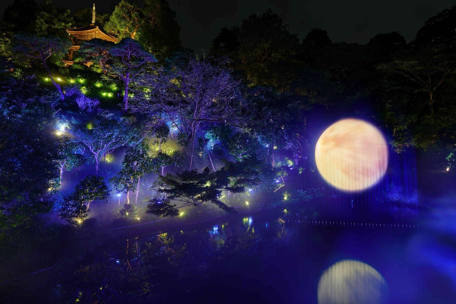 日本庭園｜ホテル椿山荘東京の庭園に巨大な“月”が出現、雲海スクリーンを使った秋限定の演出