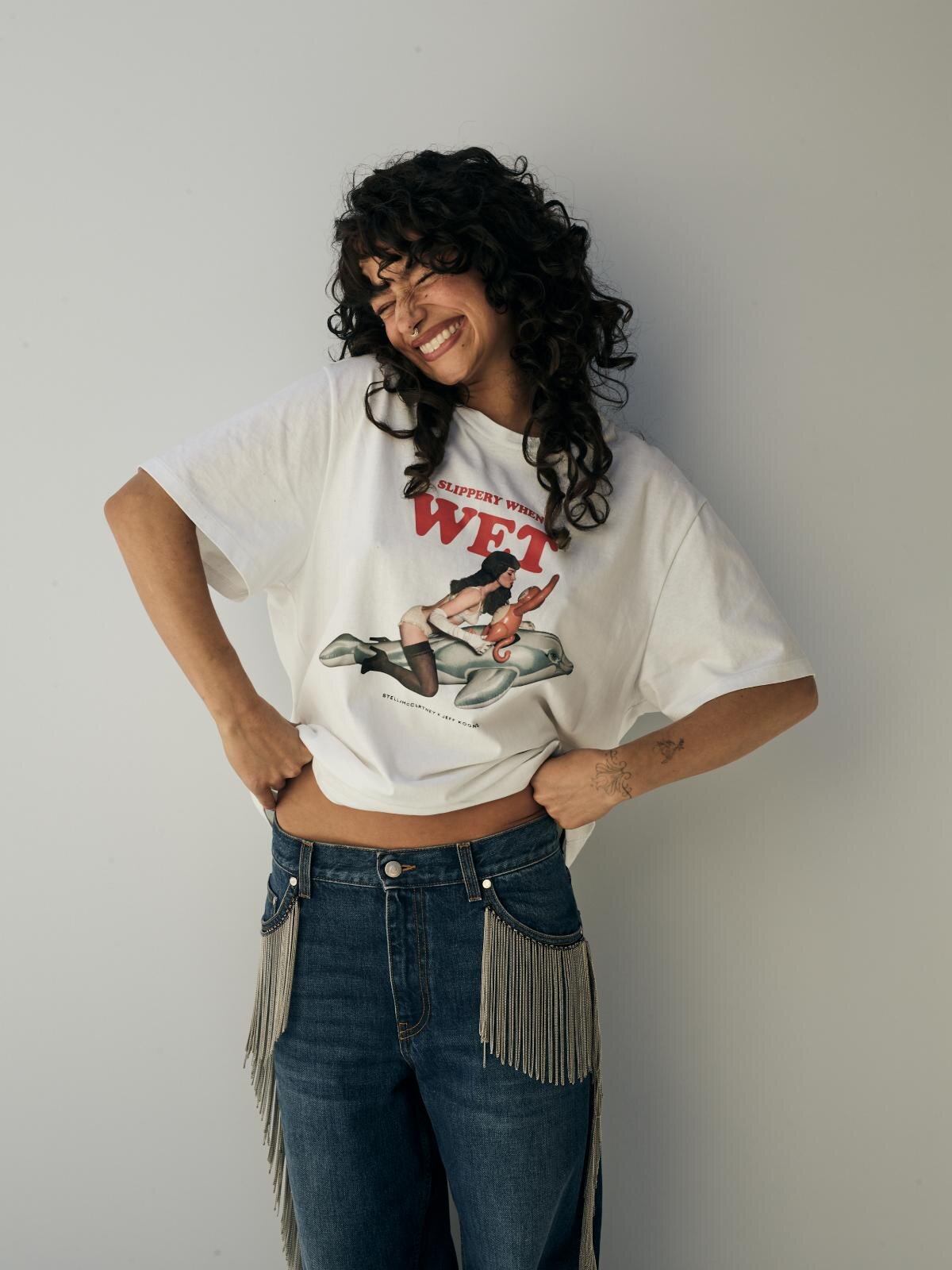 ステラ マッカートニー、ジェフ・クーンズ“プール遊具のイルカ＆サル”捉えた写真プリントTシャツ｜写真5
