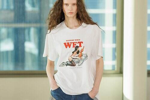 ステラ マッカートニー、ジェフ・クーンズ“プール遊具のイルカ＆サル”捉えた写真プリントTシャツ