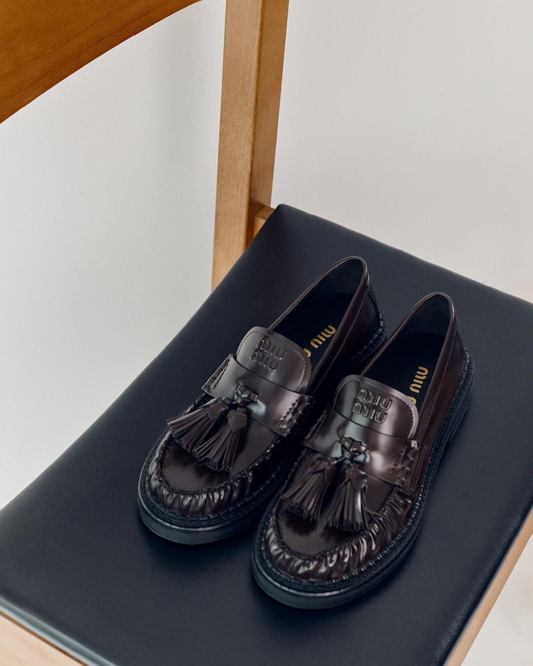 ミュウミュウ miumiu タッセルローファーパンプス本革 エナメル ミュウミュウ“ロゴ入り”タッセルローファー、光沢レザーアッパー