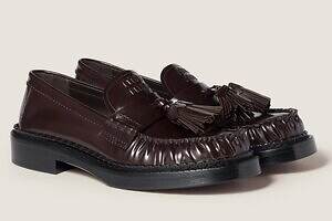 ミュウミュウ“ロゴ入り”タッセルローファー、光沢レザーアッパー＆ギャザー仕上げのつま先